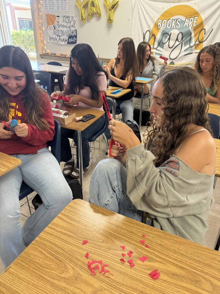 At the first general meeting, members made papel picado. (Photo by Cynthia Mindicino).